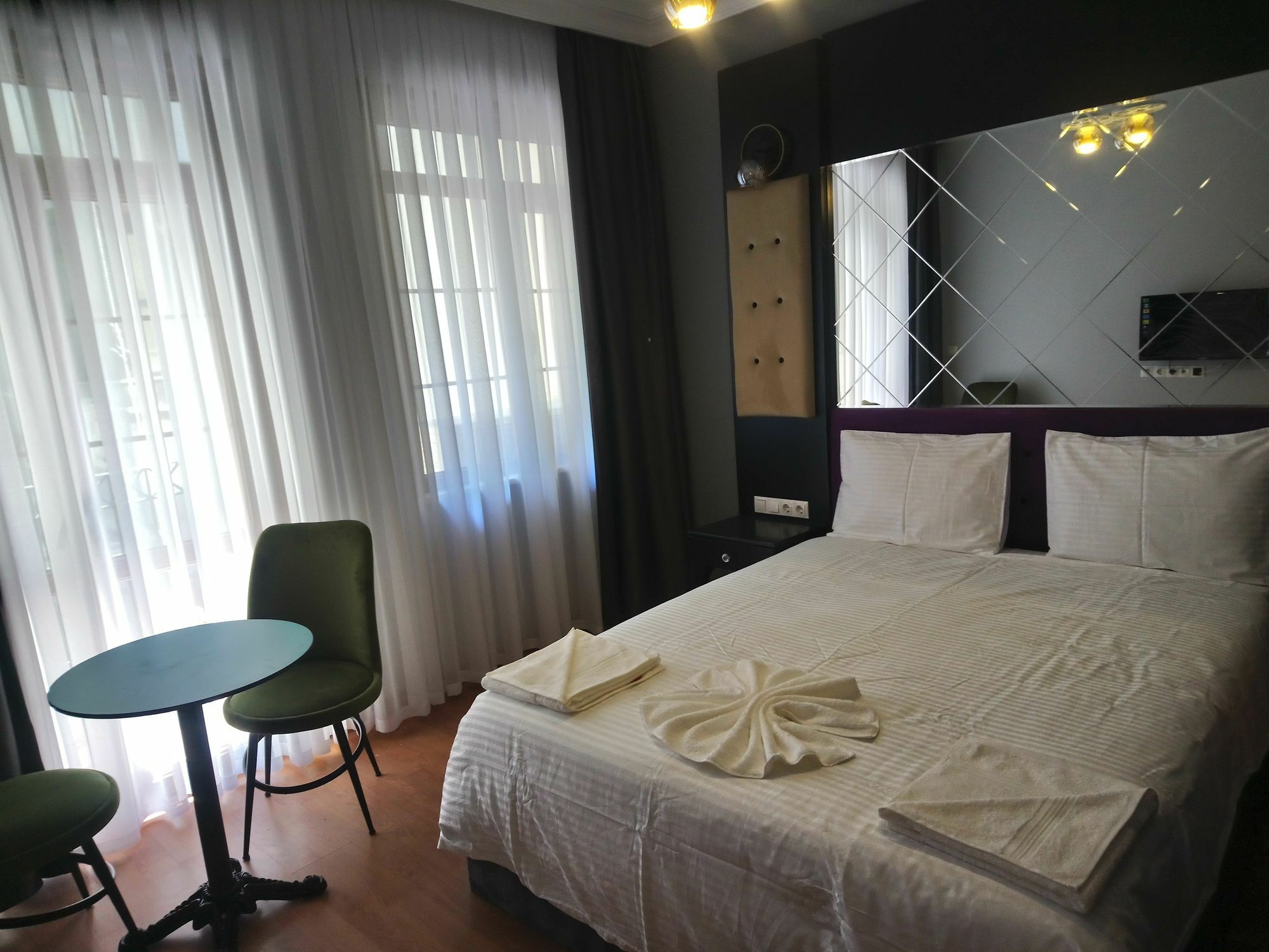 Royal Garden Suite And Hotel Istanbul Exterior photo